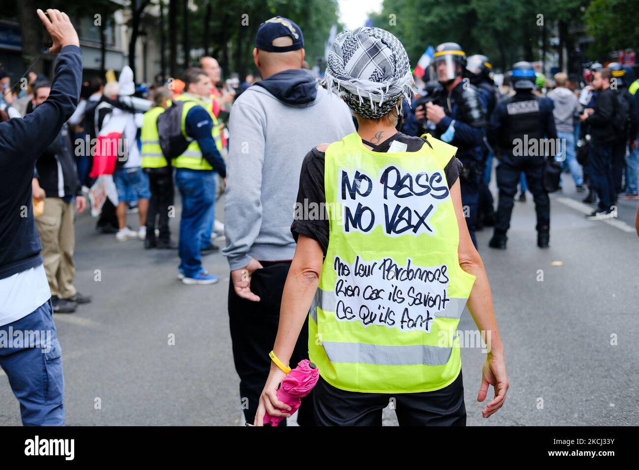 Une veste jaune dans la manifestation contre le passe sanitaire à Paris, France, le 31 juillet 2021. Une présence policière impressionnante pour superviser la manifestation a provoqué de nombreuses tensions avec certains manifestants. Les manifestants ont été bloqués sur la place de la Bastile, le point d'arrivée de la manifestation, pendant plus de deux heures, à cette occasion il y a eu de nombreux affrontements entre la police et les manifestants. (Photo de Vincent Koebel/NurPhoto) Banque D'Images