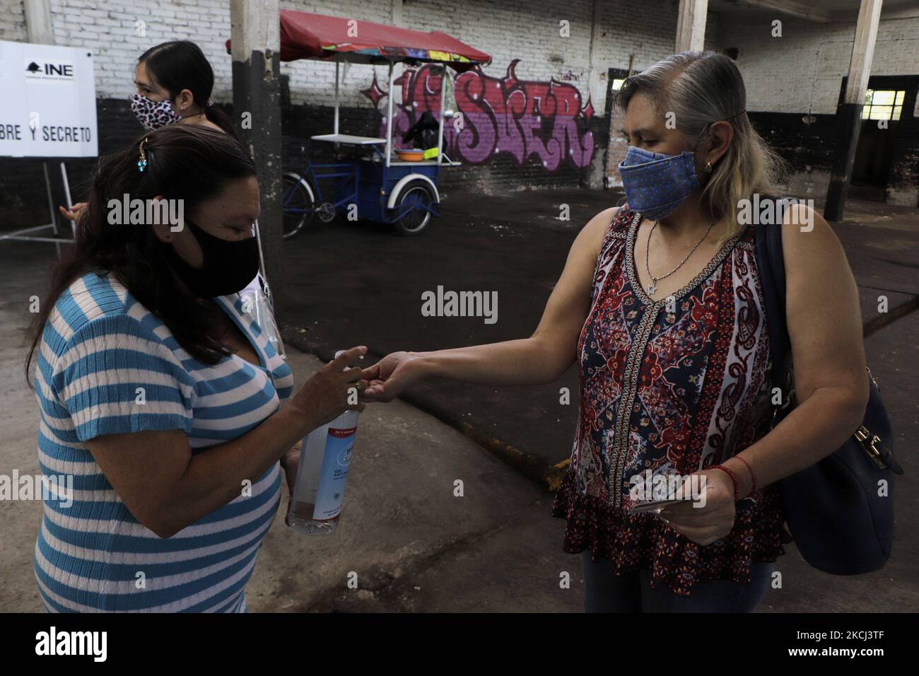 Protocole de désinfection dans une urne installée à Colonia El Vergel, Iztapalapa, lors de la première consultation populaire au Mexique, où les citoyens ont été invités à s'ils étaient d'accord ou non avec la possibilité d'engager des poursuites pénales contre des dirigeants passés, dont le processus de participation a été organisé par l'Institut national électoral. (Photo de Gerardo Vieyra/NurPhoto) Banque D'Images