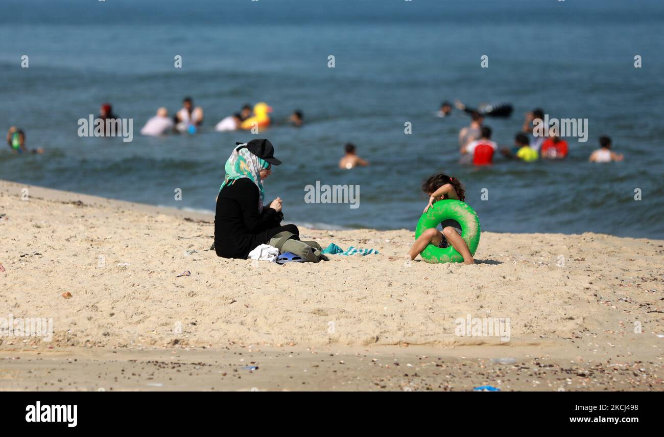 Les Palestiniens passent du temps à la plage de Gaza, sur 2 août 2021. (Photo de Majdi Fathi/NurPhoto) Banque D'Images