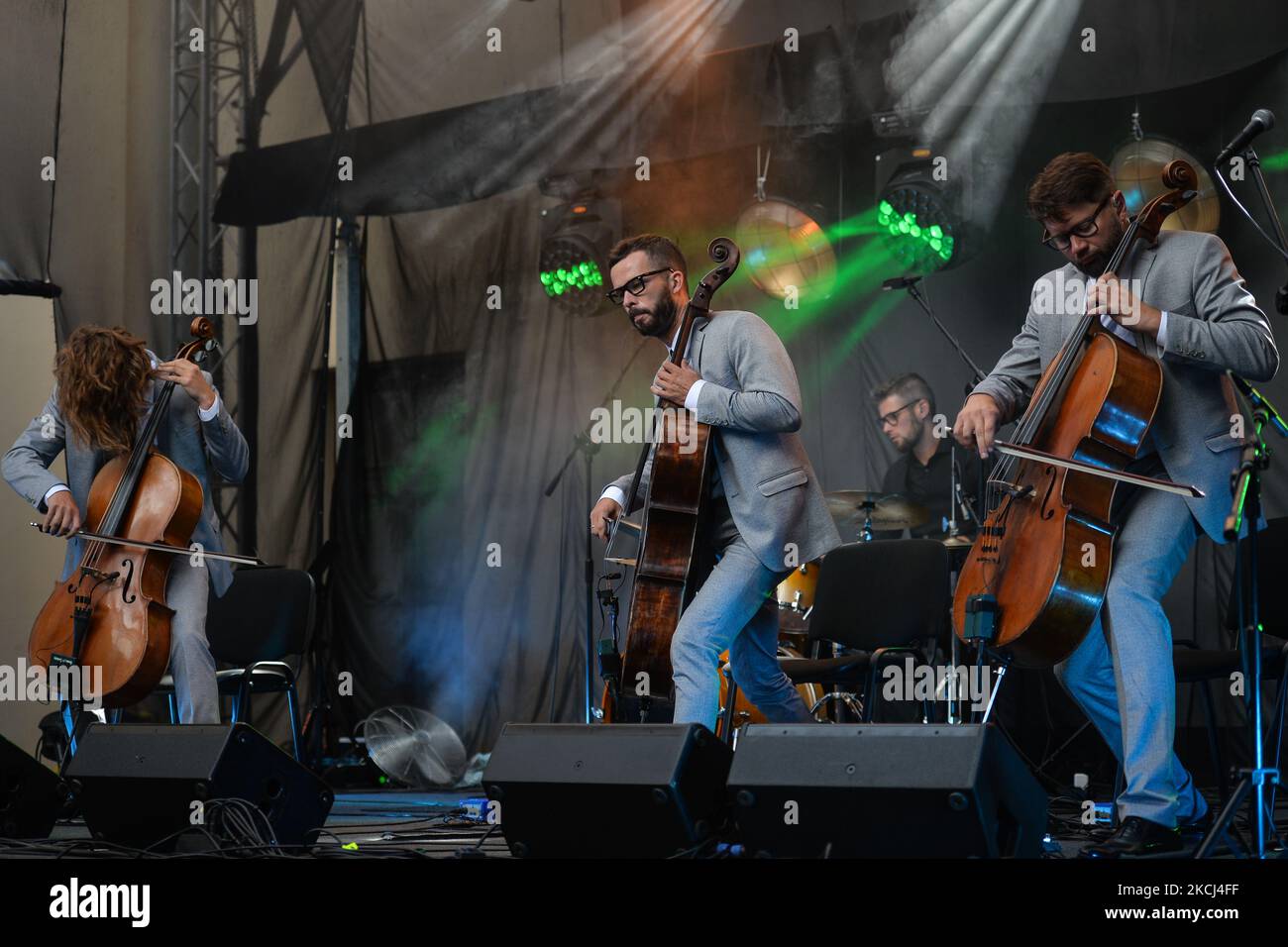 Trio de violoncelle instrumental letton Melo-M (à partir de la gauche) Mikelis Dobicins, Janis Pauls et Karlis Auzans, qui se produit lors de l'édition 7th du festival Sounds of Words-Three Seas à Lublin samedi, 31 juillet 2021, à Lublin, Voivodeship, Pologne. (Photo par Artur Widak/NurPhoto) Banque D'Images
