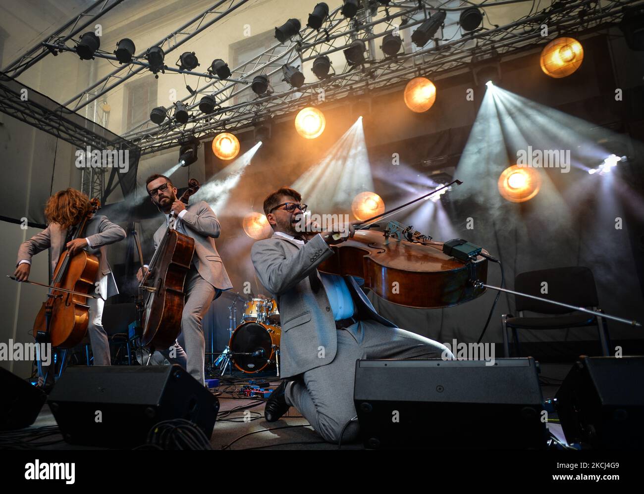 Trio de violoncelle instrumental letton Melo-M (à partir de la gauche) Mikelis Dobicins, Janis Pauls et Karlis Auzans, qui se produit lors de l'édition 7th du festival Sounds of Words-Three Seas à Lublin samedi, 31 juillet 2021, à Lublin, Voivodeship, Pologne. (Photo par Artur Widak/NurPhoto) Banque D'Images