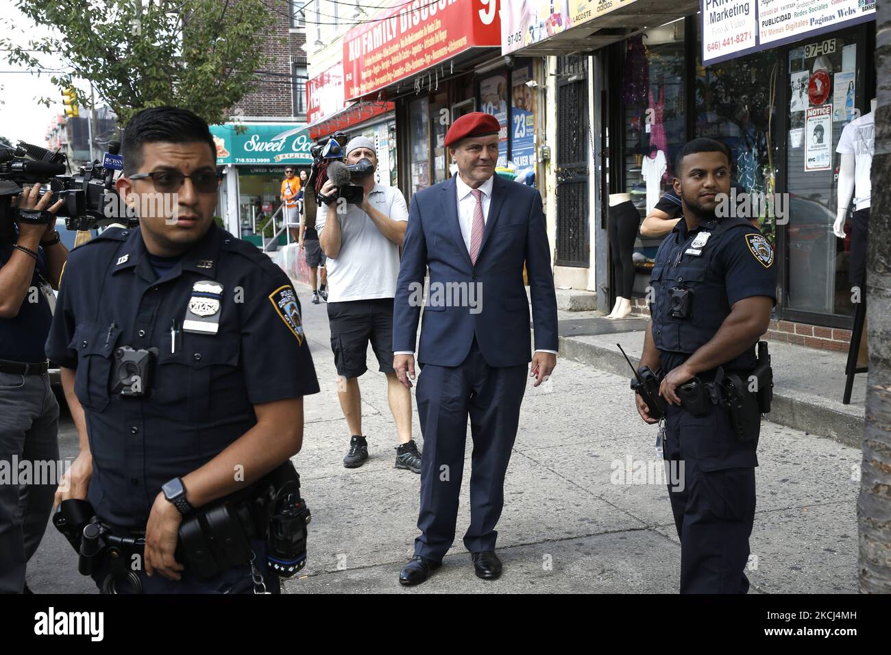 Curtis Sliwa, candidate à la mairie, rencontre les officiers du NYPD après une conférence de presse sur 2 août 2021 dans la section Corona de Queens, un quartier de New York, aux États-Unis. Sliwa a discuté de l'importance de rétablir l'unité des gangs récemment démantelée du NYPD et d'accroître la coopération entre les divers organismes fédéraux et le département de police de la ville de New York. Les autres questions comprennent le maintien intact de la base de données des membres des gangs, l'effacement des graffitis des gangs, l'absence de mise en liberté sous caution ou de libération conditionnelle pour les membres des gangs condamnés et l'embauche de 3000 nouveaux agents de police. (Photo de John Lamparski/NurPhoto) Banque D'Images