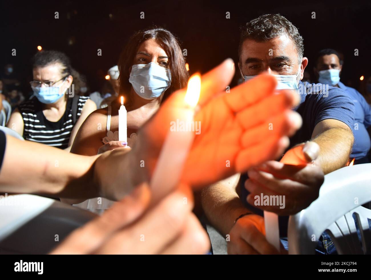 Les partisans du mouvement patriotique libre libèrent des ballons blancs pour marquer un an après une énorme explosion dans le port de Beyrouth, dans la région d'Ashrafieh à Beyrouth, au Liban, le 03 août 2021. (Photo par Fadel Itani/NurPhoto) Banque D'Images