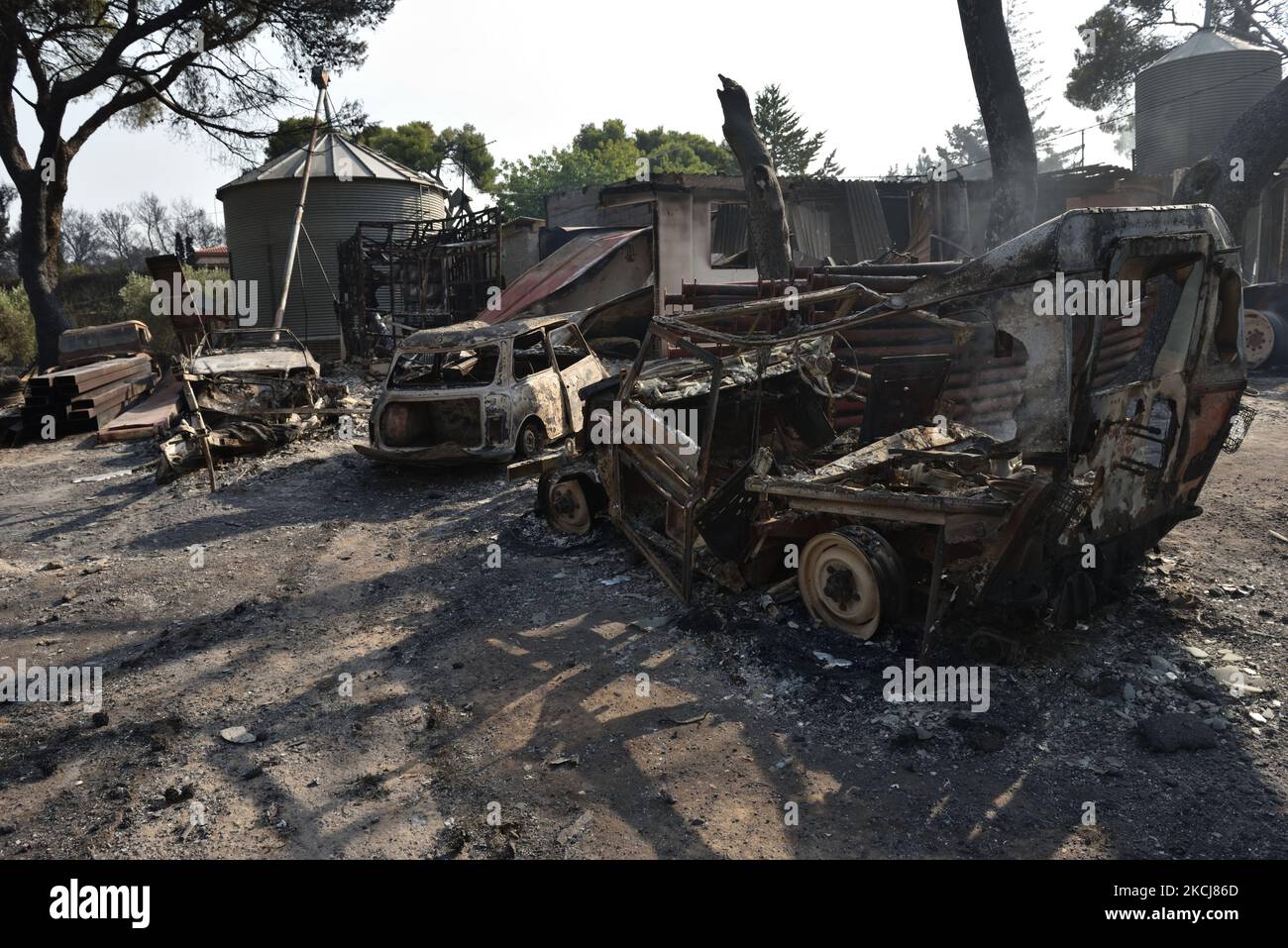 Des véhicules sont détruits dans la cour de l'édifice de club équestre incendié par le feu de forêt dans la banlieue nord d'Athènes Varimpompi, sur 4 août 2021. (Photo de Nicolas Koutsokostas/NurPhoto) Banque D'Images