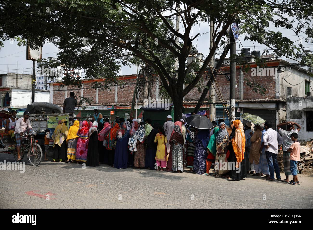 Les gens attendent dans une file d'attente pour acheter des aliments secondaires du gouvernement lors d'un confinement à Dhaka, au Bangladesh, sur 05 août 2021. (Photo de Syed Mahamudur Rahman/NurPhoto) Banque D'Images Les gens attendent dans une file d'attente pour acheter des aliments secondaires du gouvernement lors d'un confinement à Dhaka, au Bangladesh, sur 05 août 2021. (Photo de Syed Mahamudur Rahman/NurPhoto) Banque D'Images