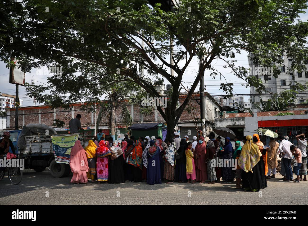 Les gens attendent dans une file d'attente pour acheter des aliments secondaires du gouvernement lors d'un confinement à Dhaka, au Bangladesh, sur 05 août 2021. (Photo de Syed Mahamudur Rahman/NurPhoto) Banque D'Images Les gens attendent dans une file d'attente pour acheter des aliments secondaires du gouvernement lors d'un confinement à Dhaka, au Bangladesh, sur 05 août 2021. (Photo de Syed Mahamudur Rahman/NurPhoto) Banque D'Images