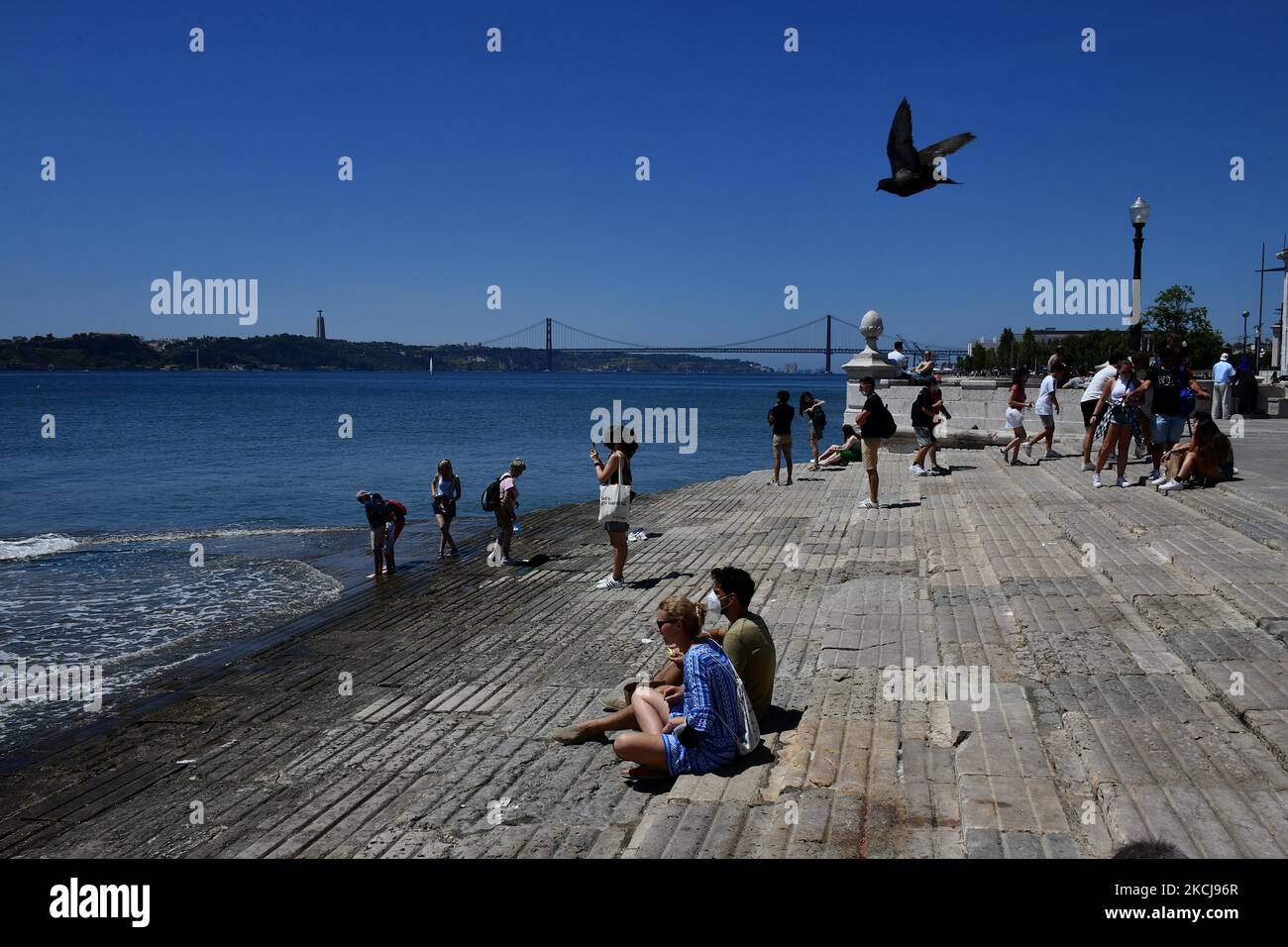 Les gens se tiennent près de Cais das Colunas, sur les rives du Tejo, à Lisbonne. 03 août 2021. La pandémie de Covid-19 a fait au moins 4 234 618 morts dans le monde depuis QUE L'OMS a détecté la maladie en Chine fin décembre 2019, selon l'évaluation basée sur les données officielles. Plus de 198 815 960 cas d'infection ont été diagnostiqués dans le monde depuis le début de la pandémie. (Photo par Jorge Mantilla/NurPhoto) Banque D'Images