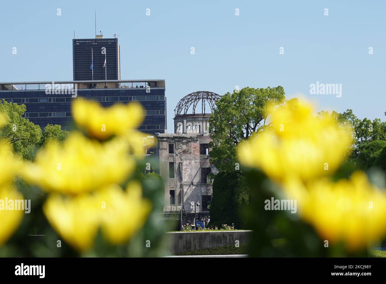 Le dôme de la bombe atomique est photographié dans le parc commémoratif de la paix lors d'une commémoration sur 6 août 2021 à Hiroshima, au Japon. Hiroshima marque le 76th anniversaire de l'attentat à la bombe atomique, qui a tué environ 150 000 personnes et détruit toute la ville pour le premier bombardement avec une arme nucléaire en guerre. (Photo de Jinhee Lee/NurPhoto) Banque D'Images