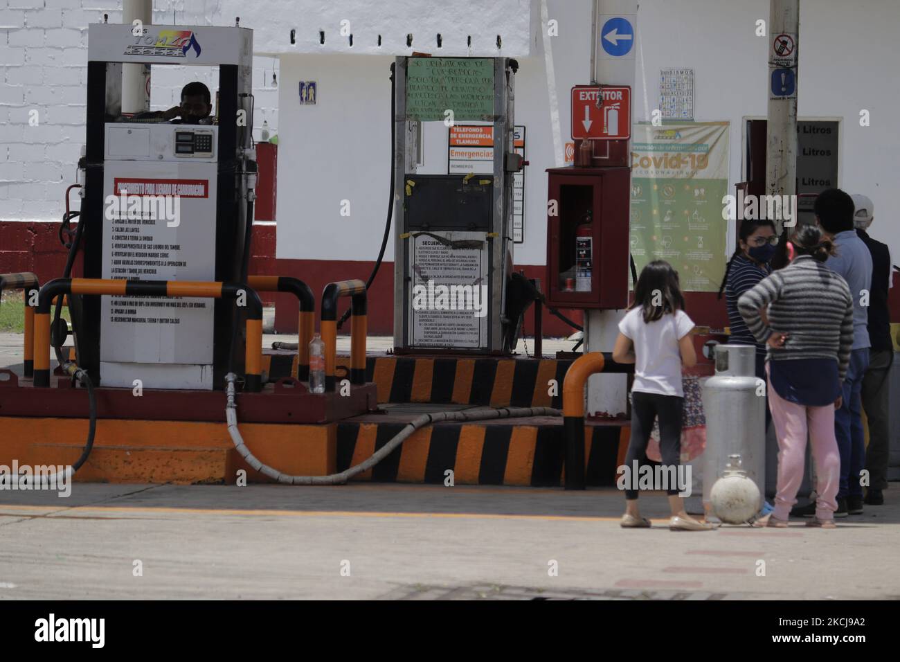 Les habitants des municipalités de Tláhuac et d'Iztapalapa se rendent dans un centre de distribution de gaz LP pour remplir leurs réservoirs après que le syndicat des marchands de gaz de Valle de México a été mis en grève pour protester contre les prix maximaux fixés par le gouvernement fédéral lors de l'urgence sanitaire COVID-19 au Mexique. (Photo de Gerardo Vieyra/NurPhoto) Banque D'Images