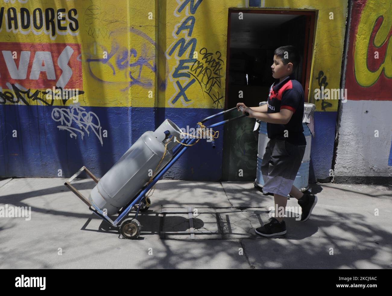 Un garçon se rend dans un centre de distribution de gaz liquéfié à Mexico pour remplir son réservoir après que le syndicat des concessionnaires de gaz de Valle de Mexico ait été mis en grève pour protester contre les prix maximaux fixés par le gouvernement fédéral lors de l'urgence sanitaire COVID-19 au Mexique. (Photo de Gerardo Vieyra/NurPhoto) Banque D'Images