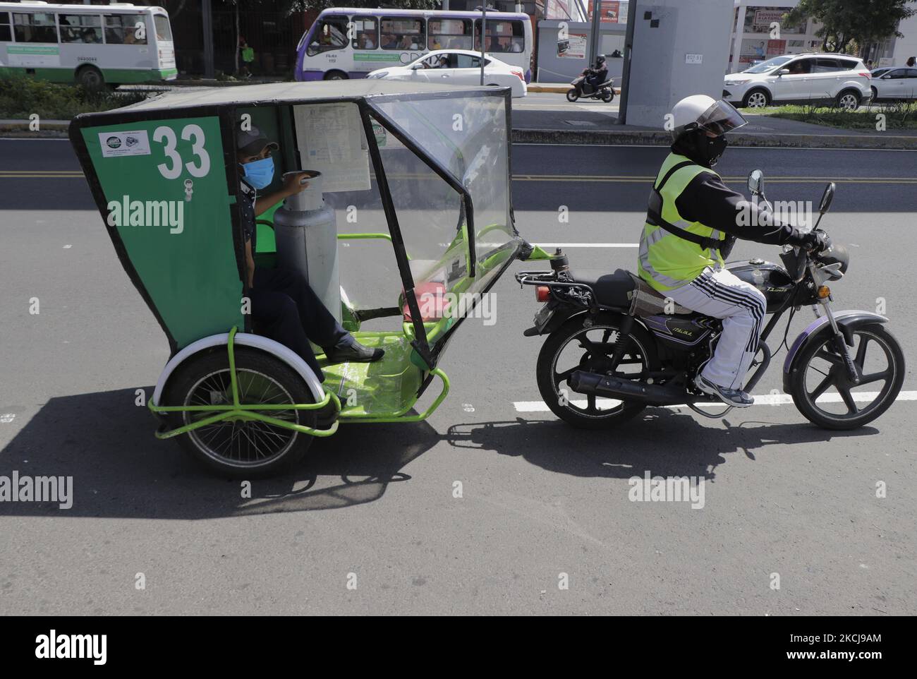 Un jeune homme conduit un taxi à moto à un centre de distribution de gaz LP à Mexico pour remplir son réservoir après que le syndicat des concessionnaires de gaz de Valle de Mexico a fait la grève pour protester contre les prix maximaux fixés par le gouvernement fédéral lors de l'urgence sanitaire COVID-19 au Mexique. (Photo de Gerardo Vieyra/NurPhoto) Banque D'Images