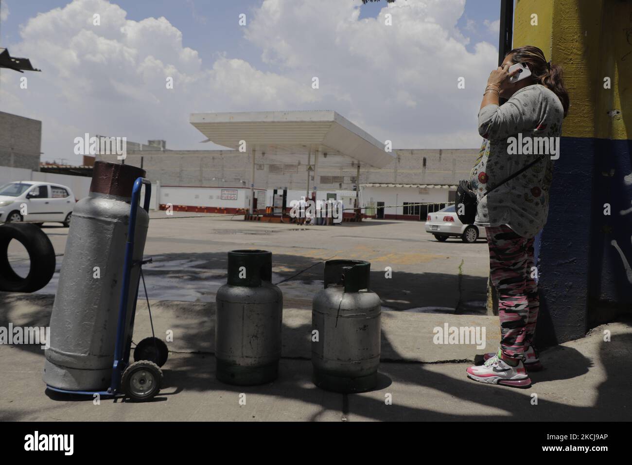 Une femme se rend dans un centre de distribution de gaz liquéfié à Mexico pour remplir ses réservoirs après que le syndicat des concessionnaires de gaz de Valle de Mexico ait été mis en grève pour protester contre les prix maximaux fixés par le gouvernement fédéral lors de l'urgence sanitaire COVID-19 au Mexique. (Photo de Gerardo Vieyra/NurPhoto) Banque D'Images