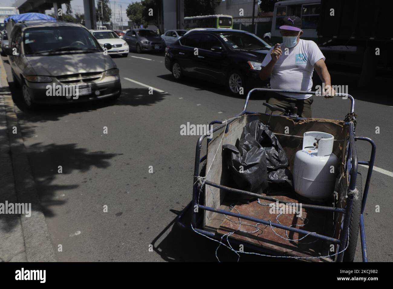 Un homme âgé sur un tricycle se rend dans un centre de distribution de gaz LP à Mexico pour remplir son réservoir après que le syndicat des concessionnaires de gaz de Valle de Mexico a été mis en grève pour protester contre les prix maximaux fixés par le gouvernement fédéral lors de l'urgence sanitaire COVID-19 au Mexique. (Photo de Gerardo Vieyra/NurPhoto) Banque D'Images