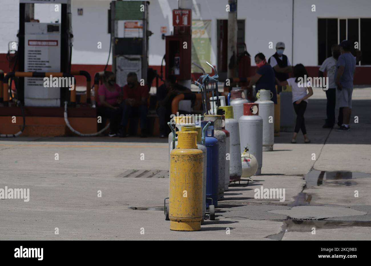 Les réservoirs d'un centre de distribution de gaz LP à Mexico, devant être remplis après l'arrêt de travail de l'Union de Gaseros del Valle de Mexico, protestant contre les prix maximaux fixés par le gouvernement fédéral lors de l'urgence sanitaire COVID-19 au Mexique. (Photo de Gerardo Vieyra/NurPhoto) Banque D'Images