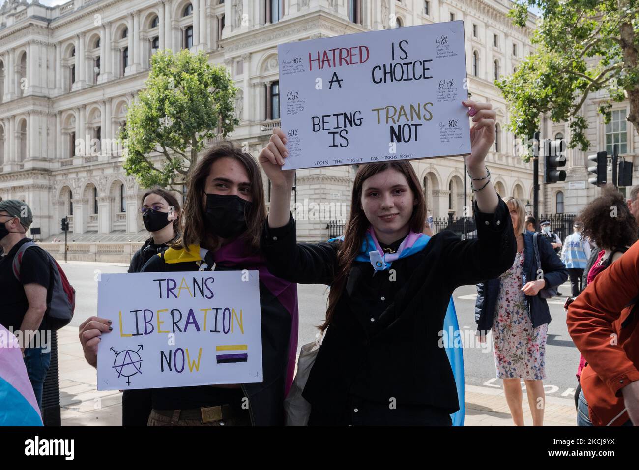 LONDRES, ROYAUME-UNI - 06 AOÛT 2021 : des personnes transgenres et leurs partisans protestent devant Downing Street et appellent le gouvernement britannique à réformer d'urgence la loi sur la reconnaissance des genres sur 06 août 2021 à Londres, en Angleterre. Les manifestants exigent des réformes des soins de santé transgenres, une reconnaissance juridique pour les personnes non binaires, la fin des chirurgies non consensuelles sur les enfants intersexués et l'interdiction des thérapies de conversion pseudoscientifiques. (Photo de Wiktor Szymanowicz/NurPhoto) Banque D'Images