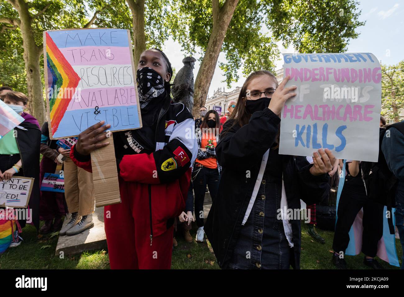 LONDRES, ROYAUME-UNI - 06 AOÛT 2021 : des personnes transgenres et leurs partisans protestent devant Downing Street et appellent le gouvernement britannique à réformer d'urgence la loi sur la reconnaissance des genres sur 06 août 2021 à Londres, en Angleterre. Les manifestants exigent des réformes des soins de santé transgenres, une reconnaissance juridique pour les personnes non binaires, la fin des chirurgies non consensuelles sur les enfants intersexués et l'interdiction des thérapies de conversion pseudoscientifiques. (Photo de Wiktor Szymanowicz/NurPhoto) Banque D'Images