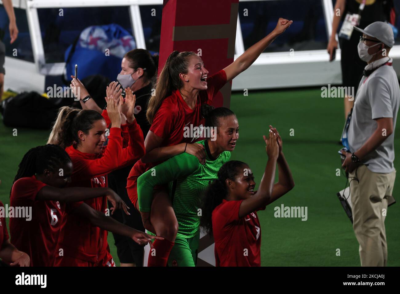 Les joueurs d'équipe Canada célèbrent à la suite de la victoire de leur équipe dans le tir de pénalité lors du match de la Médaille d'or des femmes entre le Canada et la Suède le 14 e jour des Jeux olympiques de Tokyo 2020 au Stade international de Yokohama sur 06 août 2021 à Yokohama, Kanagawa, Japon (photo d'Ayman Aref/NurPhoto) Banque D'Images