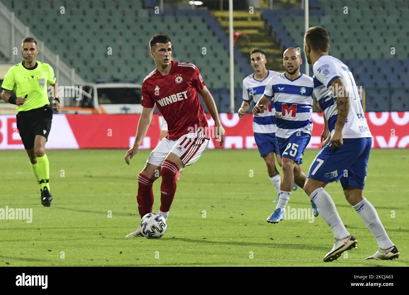 Hamza ÄŒatakoviÄ‡ avec le ballon pendant CSKA Sofia c. Osijek à l'UEFA Europa Conference League troisième cycle de qualification première étape à Sofia, Bulgarie, le 05 août 2021 (photo de Georgi Paleykov/NurPhoto) Banque D'Images