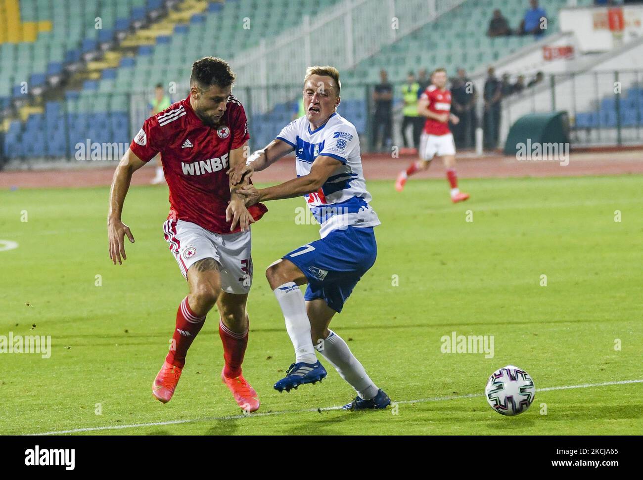 Yanic Wildschut /left/ contre Mato Miloš pendant CSKA Sofia c. Osijek à l'UEFA Europa Conference League troisième cycle de qualification première étape à Sofia, Bulgarie, le 05 août 2021 (photo de Georgi Paleykov/NurPhoto) Banque D'Images