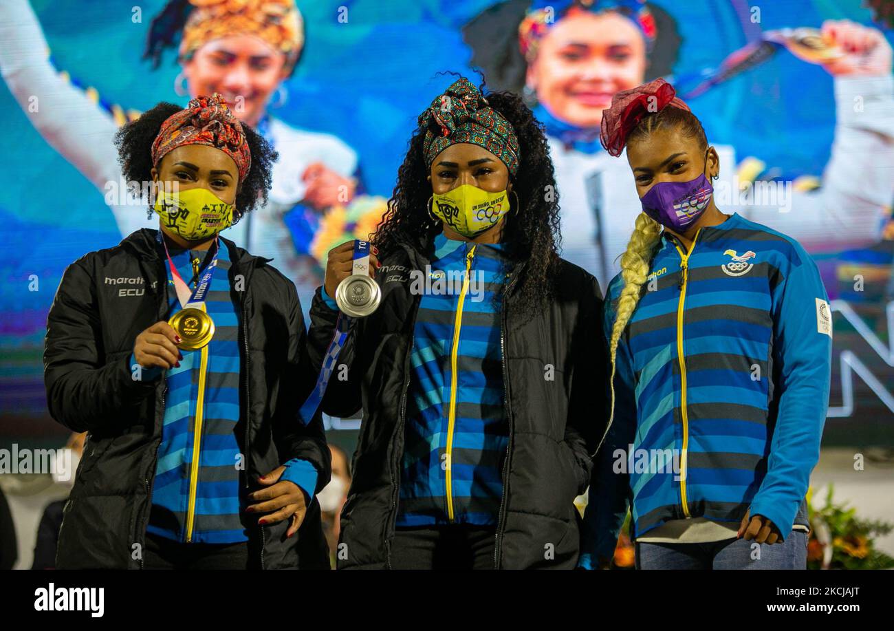 Médaillé d'or à Tokyo 2020, Neisi Patricia Dajomes Barrera (L) et Tamara Yajaira Salazar (C), médaillée d'argent de l'Équateur, posent sur 4 août 2021 à Quito, en Équateur, et ont reçu une réception agréable de la part des citoyens. (Photo de Rafael Rodriguez/NurPhoto) Banque D'Images
