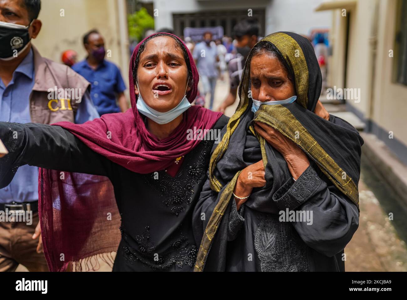 Les membres de la famille se sont effondrés en larmes lorsqu'ils sont arrivés devant la morgue du Dhaka Medical College pour prendre le corps d'un parent, à Dhaka, au Bangladesh. Sur 07 août 2021. Qui a été tué dans un incendie à l'usine de produits alimentaires et de boissons de Hashem à Rupganj, Narayanganj il y a un mois. Les corps de 21 personnes, ont été remis dans la deuxième phase. (Photo de Zabed Hasnain Chowdhury/NurPhoto) Banque D'Images