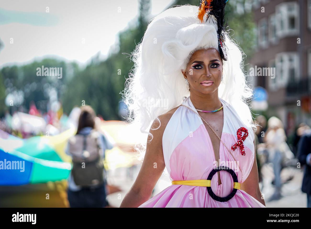 Les gens se rassemblent au parc du Roi Luther Maarten pour célébrer la fierté de cette année sur 7 août 2021 à Amsterdam, aux pays-Bas. Le festival annuel LGBTQ à l'échelle de la ville est suivi par plusieurs centaines de milliers de visiteurs chaque année pour le défilé de bateaux sur le canal qui a été annulé en période de pandémie pour enrayer les infections à Covid-19. (Photo par Oscar Brak/NurPhoto) Banque D'Images