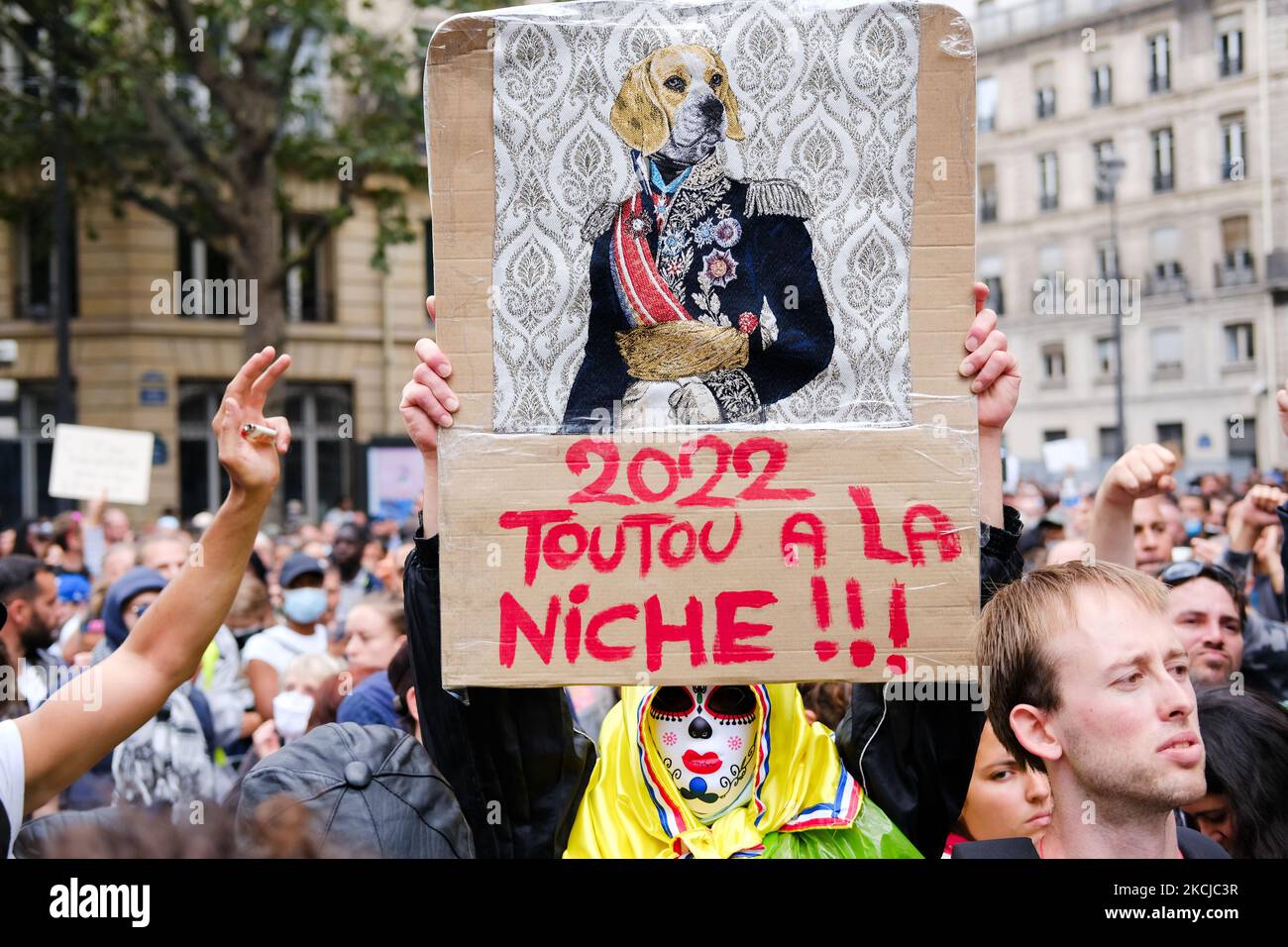 Manifestation contre la carte Santé à Paris, France, sur 7 août 2021. Pour le quatrième samedi consécutif, manifestation à Paris contre le passe santé. Les manifestations qui ont lieu deux jours après l'approbation, par le Conseil constitutionnel, de la majeure partie de la loi prolongeant l'utilisation de la carte sanitaire. (Photo de Vincent Koebel/NurPhoto) Banque D'Images