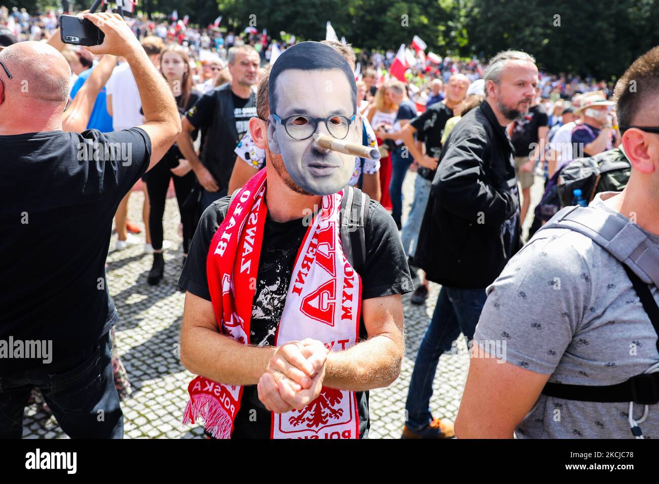 Un homme porte un masque avec le visage du Premier ministre polonais Mateusz Morawiecki ayant le nez de Pinocchio pendant la marche de la liberté silésienne du coronavirus anti-vaccination à Katowice, en Pologne, sur 7 août 2021. Des manifestants se sont rassemblés pour protester contre les restrictions imposées par le gouvernement à la propagation du coronavirus. Les participants ont exprimé leur mécontentement à l'égard des plans du gouvernement visant à instaurer une ségrégation entre ceux qui ont été vaccinés et ceux qui ne l'ont pas fait. (Photo de Beata Zawrzel/NurPhoto) Banque D'Images