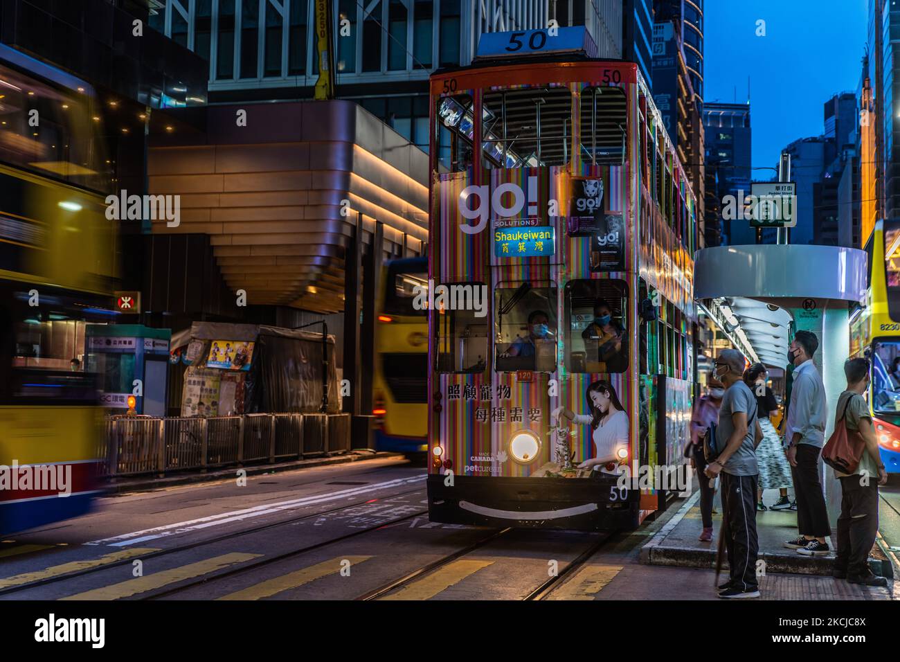 Les passagers sortent d'un tramway sur la route des Voeux dans le centre de Hong Kong sur 7 août 2021 à Hong Kong, Chine. (Photo de Marc Fernandes/NurPhoto) Banque D'Images
