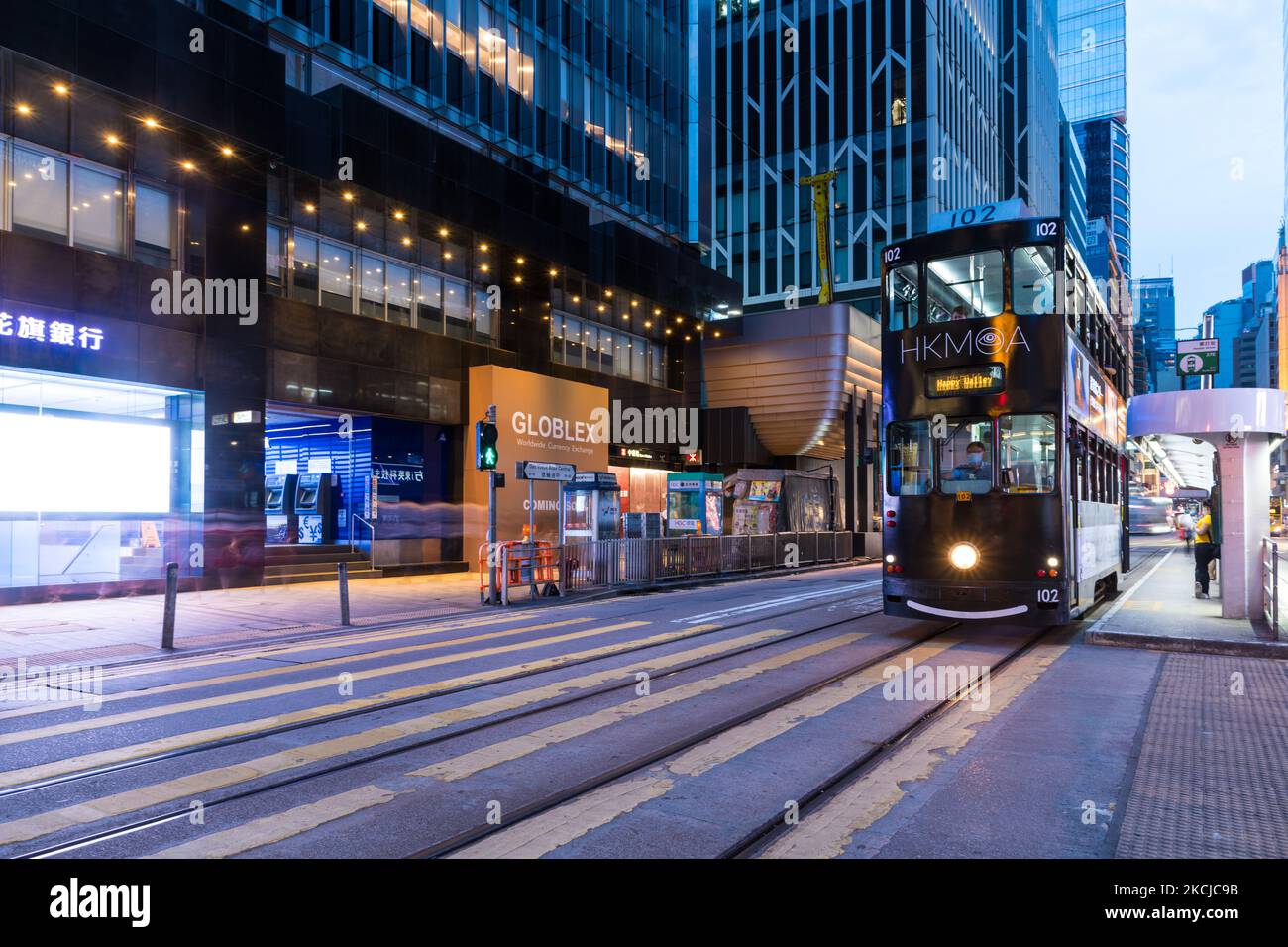 Un tramway est visible sur la route des Voeux à un arrêt dans le centre de Hong Kong sur 7 août 2021 à Hong Kong, Chine. (Photo de Marc Fernandes/NurPhoto) Banque D'Images