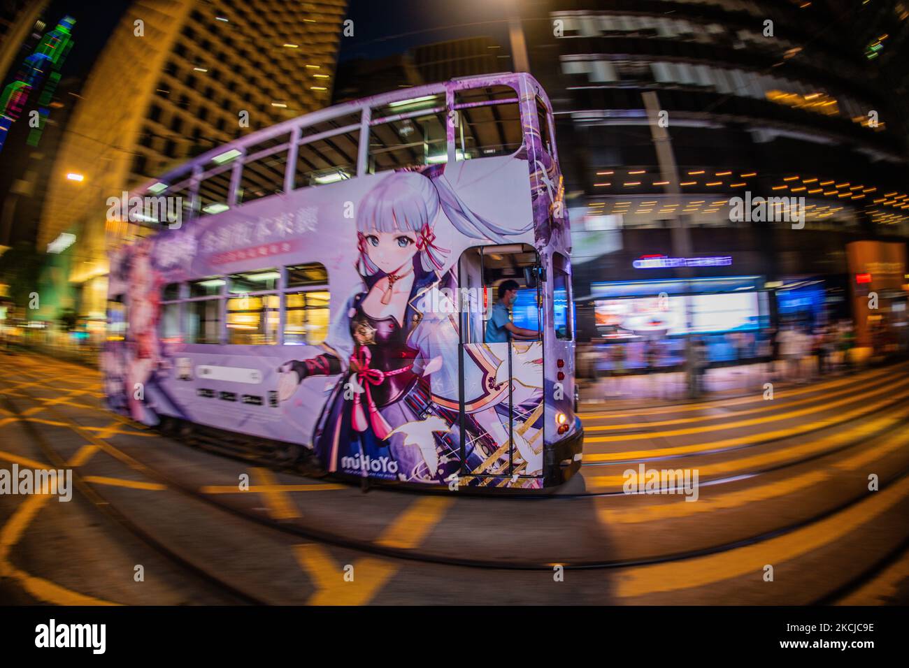 Prise de vue panoramique d'un tramway avec un objectif fisheye sur la route des Voeux, dans le centre de Hong Kong, sur 7 août 2021, à Hong Kong, en Chine. (Photo de Marc Fernandes/NurPhoto) Banque D'Images