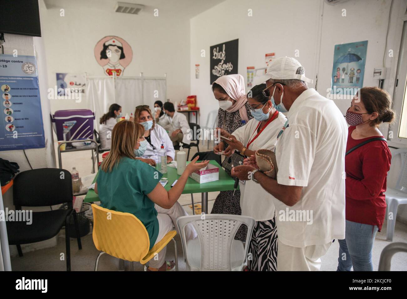 Personnel médical vu dans le centre de vaccination de la ville d'Ariana, près de la capitale Tunis, Tunisie, sur 8 août 2021, dans le cadre des journées portes ouvertes nationales de vaccination de masse commandées par le président tunisien Kais Saied pour le bénéfice de tous les citoyens tunisiens de plus de 40 ans, Alors que la Tunisie lutte pour arrêter la propagation rapide de la pandémie de coronavirus. (Photo de Chedly Ben Ibrahim/NurPhoto) Banque D'Images