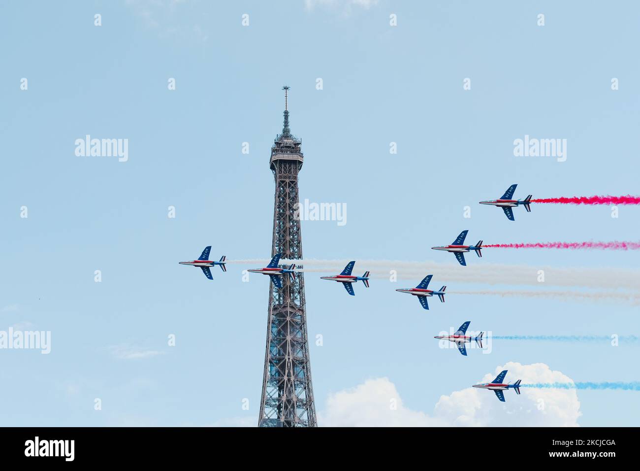 L'équipe acrobatique de l'élite française Patrouille de France fait des siestes sur la Tour Eiffel lors de la cérémonie de remise des Jeux Olympiques à 08 août 2021, en France. De nombreux Français se sont rassemblés au village olympique de Paris pour observer la passion de la flamme entre la ville de Tokyo et celle de Paris, organisateur des Jeux de 2024. (Photo de Vincent Koebel/NurPhoto) Banque D'Images