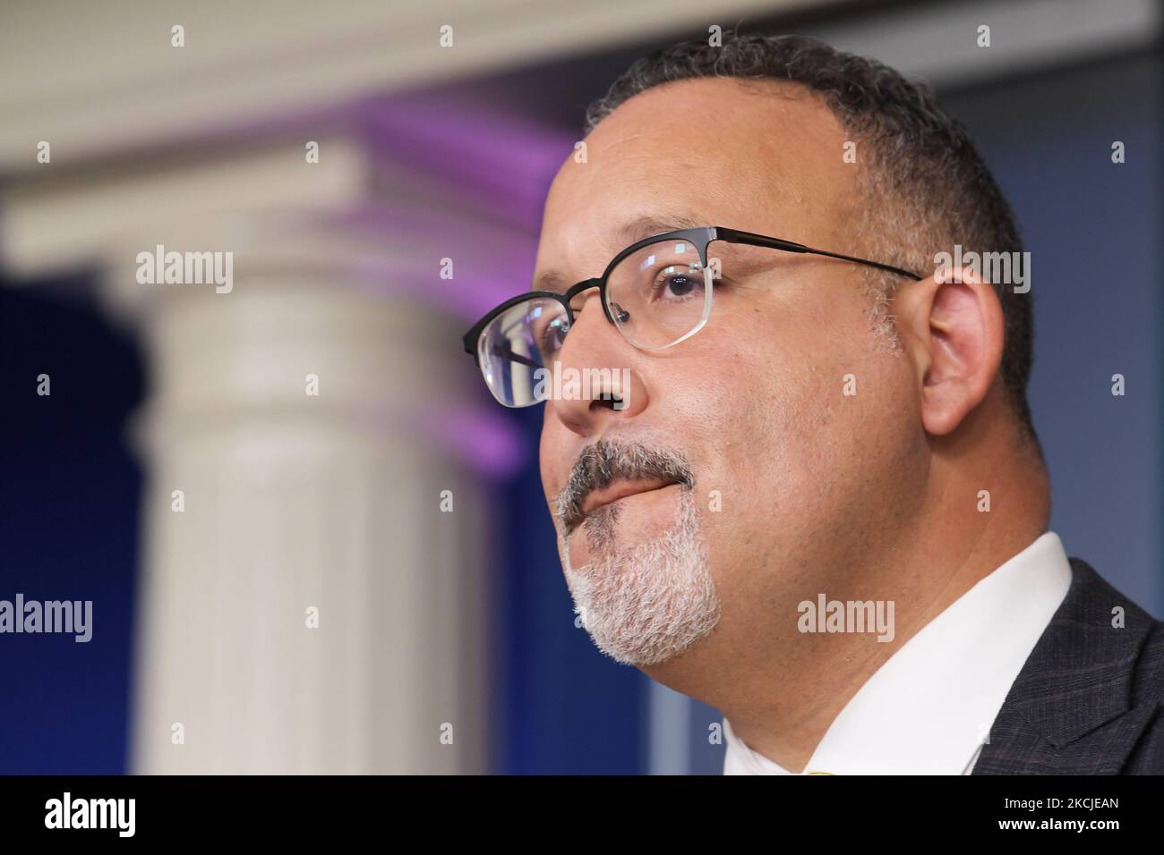 Le secrétaire AMÉRICAIN à l'éducation Miguel Cardona parle de la variante Covid19 et de la réouverture de l'école en toute sécurité lors d'un briefing de presse, aujourd'hui sur 5 août 2021 à la Maison Blanche à Washington DC, Etats-Unis.(photo de Lénine Nolly/NurPhoto) Banque D'Images