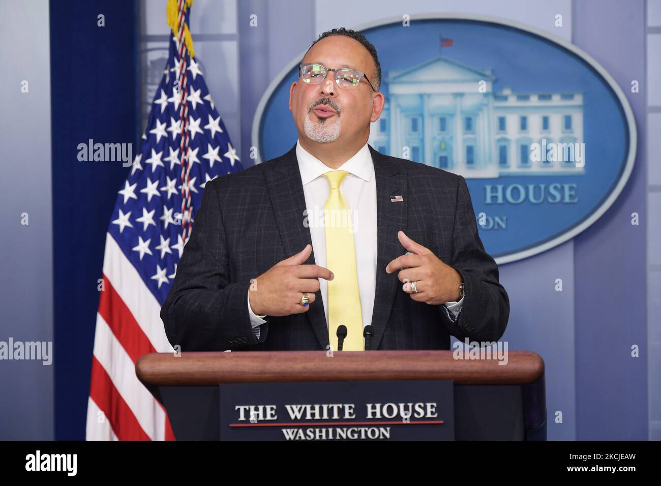 Le secrétaire AMÉRICAIN à l'éducation Miguel Cardona parle de la variante Covid19 et de la réouverture de l'école en toute sécurité lors d'un briefing de presse, aujourd'hui sur 5 août 2021 à la Maison Blanche à Washington DC, Etats-Unis.(photo de Lénine Nolly/NurPhoto) Banque D'Images