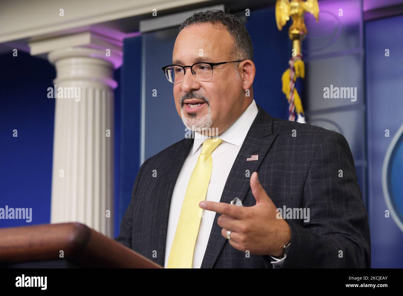 Le secrétaire AMÉRICAIN à l'éducation Miguel Cardona parle de la variante Covid19 et de la réouverture de l'école en toute sécurité lors d'un briefing de presse, aujourd'hui sur 5 août 2021 à la Maison Blanche à Washington DC, Etats-Unis.(photo de Lénine Nolly/NurPhoto) Banque D'Images
