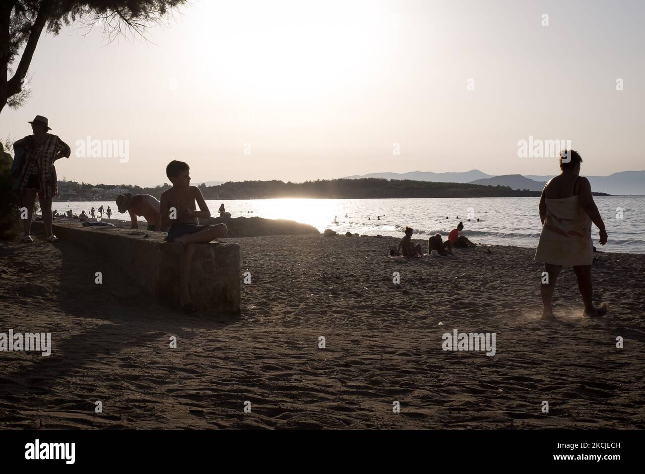 Les habitants de la région et les touristes apprécient le temps chaud et nagent à la plage de Nea Chora près de la Canée, île de Crète, Grèce sur 9 août 2021. (Photo de Nikolas Kokovovlis/NurPhoto) Banque D'Images