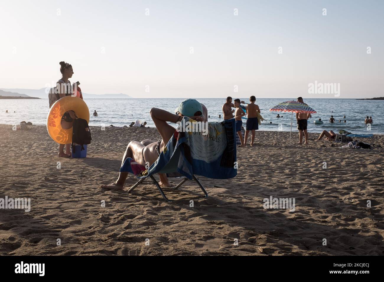 Les habitants de la région et les touristes apprécient le temps chaud et nagent à la plage de Nea Chora près de la Canée, île de Crète, Grèce sur 9 août 2021. (Photo de Nikolas Kokovovlis/NurPhoto) Banque D'Images