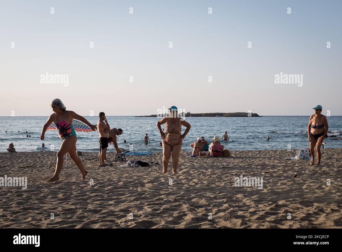 Les habitants de la région et les touristes apprécient le temps chaud et nagent à la plage de Nea Chora près de la Canée, île de Crète, Grèce sur 9 août 2021. (Photo de Nikolas Kokovovlis/NurPhoto) Banque D'Images