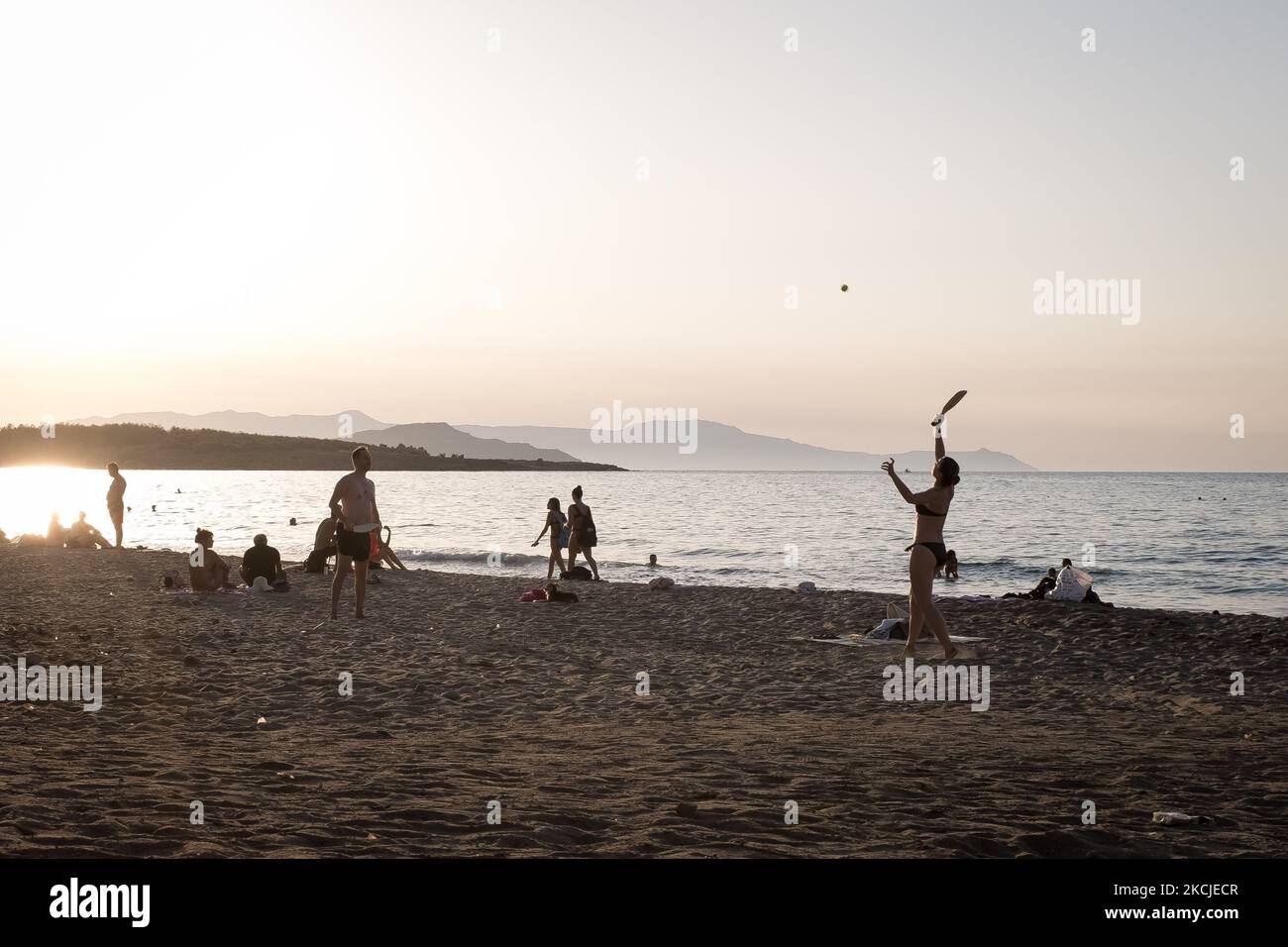 Les habitants de la région et les touristes apprécient le temps chaud et nagent à la plage de Nea Chora près de la Canée, île de Crète, Grèce sur 9 août 2021. (Photo de Nikolas Kokovovlis/NurPhoto) Banque D'Images