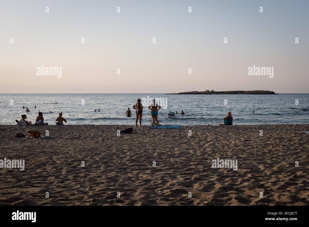 Les habitants de la région et les touristes apprécient le temps chaud et nagent à la plage de Nea Chora près de la Canée, île de Crète, Grèce sur 9 août 2021. (Photo de Nikolas Kokovovlis/NurPhoto) Banque D'Images