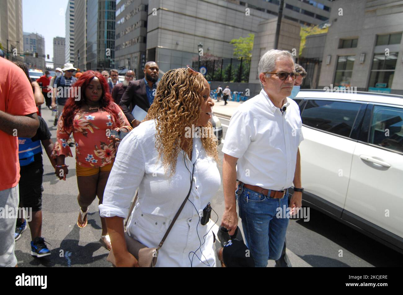 La femme du conseil Jamie Gauthier marche avec le procureur de district Larry Krasner dans Market Street pendant la première étape d'une marche de Philadelphie à Washington DC, à Philadelphie, PA, on 9 août 2021. (Photo par Cory Clark/NurPhoto) Banque D'Images