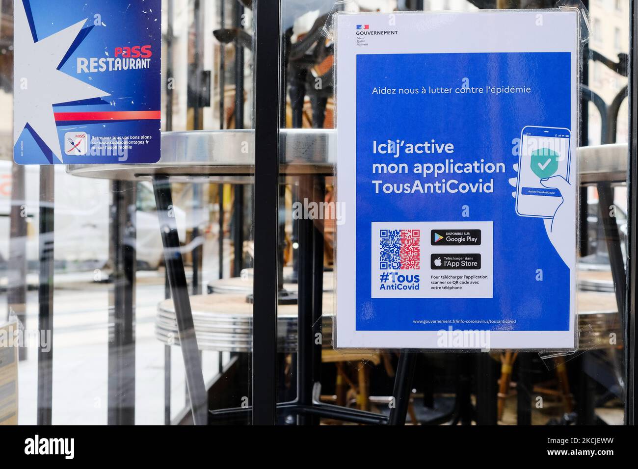 L'application gouvernementale TousAntiCovid vous permet de scanner votre carte santé à l'entrée des restaurants, cinémas, musées à Paris, France, sur 9 août, 2021. (Photo de Vincent Koebel/NurPhoto) Banque D'Images