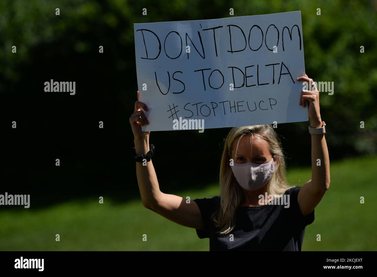 Une femme portant un masque facial a été vue en portant un écriteau indiquant « ne pas nous faire aller à Delta - Arrêter l'UCP ». Pendant les 11th jours de suite, des gens protestent contre le plan du gouvernement provincial de l'Alberta visant à lever les règles d'isolement obligatoires de la COVID-19, à contacter la recherche et les tests au site de l'Assemblée législative de l'Alberta. Le lundi 9 août 2021, à Edmonton, Alberta, Canada. (Photo par Artur Widak/NurPhoto) Banque D'Images