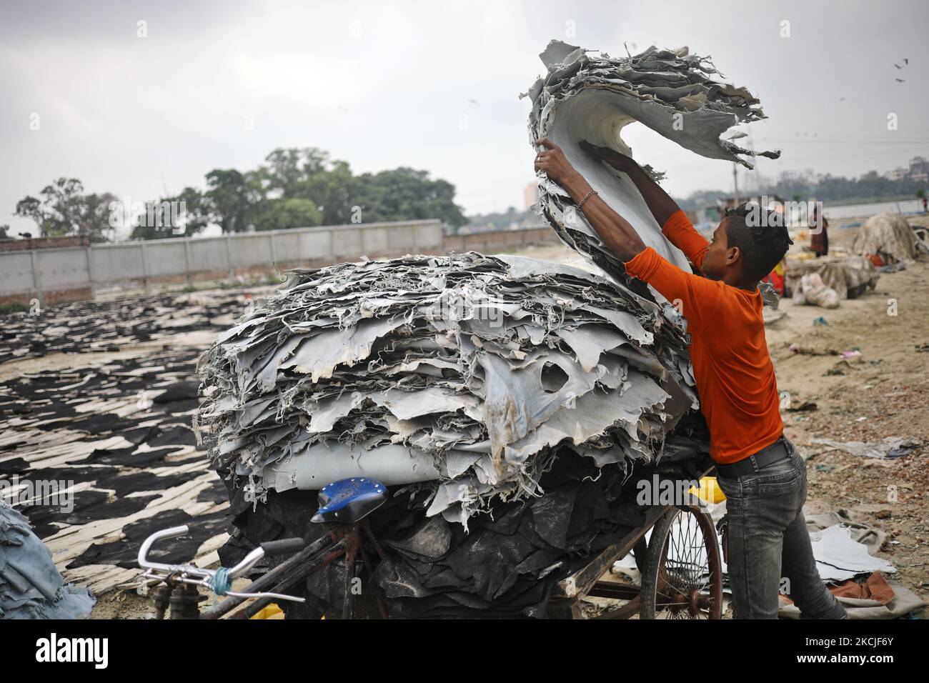 Un travailleur pour enfants charge du cuir sec brut sur une fourgonnette pour se déplacer dans un centre de câblage pour poursuivre la transformation à Dhaka, au Bangladesh, sur 10 août 2021. (Photo de Syed Mahamudur Rahman/NurPhoto) Banque D'Images Un travailleur pour enfants charge du cuir sec brut sur une fourgonnette pour se déplacer dans un centre de câblage pour poursuivre la transformation à Dhaka, au Bangladesh, sur 10 août 2021. (Photo de Syed Mahamudur Rahman/NurPhoto) Banque D'Images