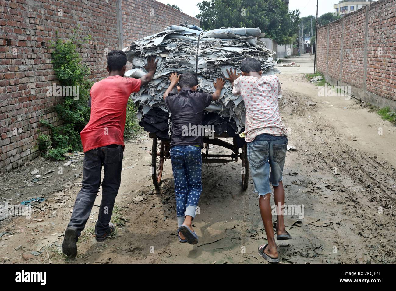 Les travailleurs pour enfants chargent du cuir sec brut sur une fourgonnette pour se déplacer dans un centre de câblage pour poursuivre la transformation à Dhaka, au Bangladesh, sur 10 août 2021. (Photo de Syed Mahamudur Rahman/NurPhoto) Banque D'Images Les travailleurs pour enfants chargent du cuir sec brut sur une fourgonnette pour se déplacer dans un centre de câblage pour poursuivre la transformation à Dhaka, au Bangladesh, sur 10 août 2021. (Photo de Syed Mahamudur Rahman/NurPhoto) Banque D'Images
