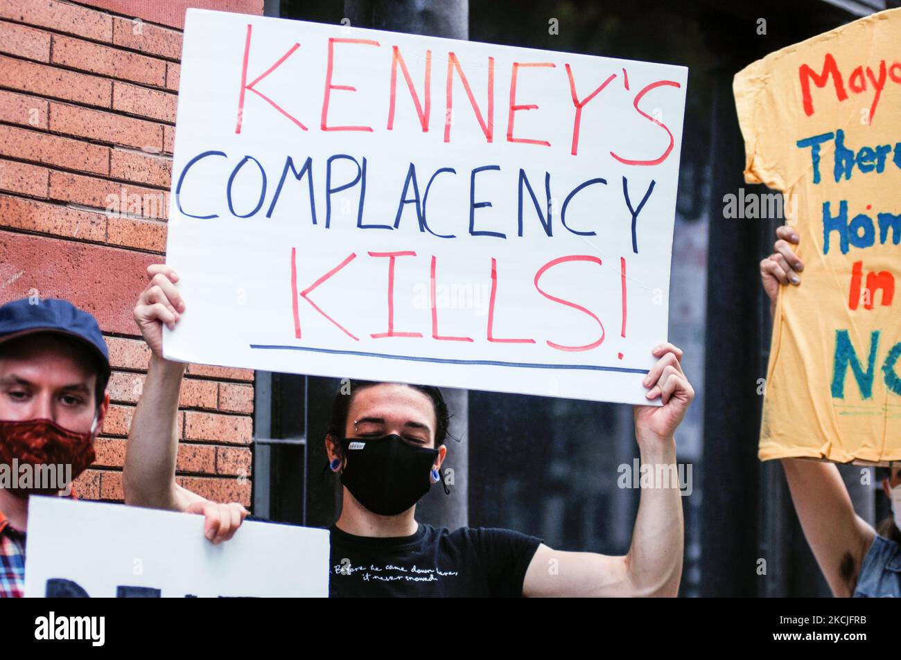 Un manifestant tient un panneau pour rappeler le manque d'action du maire de Philadelphie, Jim Kenney, sur le logement, soulignant que son échec à tenir ses promesses a conduit à la mort de personnes sans logement, à Philadelphie, en Pennsylvanie, sur 10 août 2021. (Photo par Cory Clark/NurPhoto) Banque D'Images