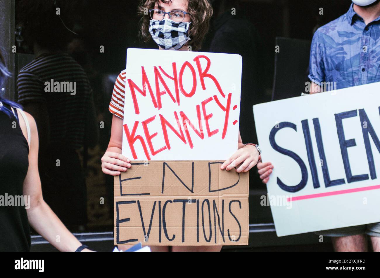 Un manifestant tient un panneau appelant le maire de Philadelphie, Jim Kenney, à la fin des expulsions de personnes non abritées et à la fin des enlèvements de personnes non logées , à Philadelphie, en Pennsylvanie, sur 10 août 2021. (Photo par Cory Clark/NurPhoto) Banque D'Images