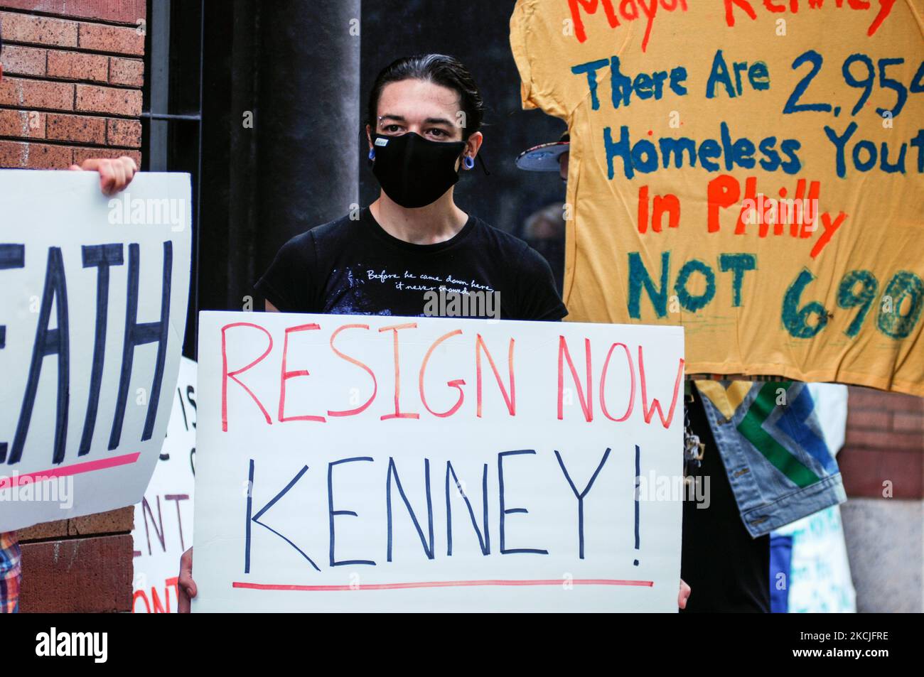 Un manifestant tient un panneau appelant le maire de Philadelphie, Jim Kenney, à démissionner suite de son incapacité à tenir ses promesses sur la réforme du logement et de la police, à Philadelphie, en Pennsylvanie, sur 10 août 2021. (Photo par Cory Clark/NurPhoto) Banque D'Images