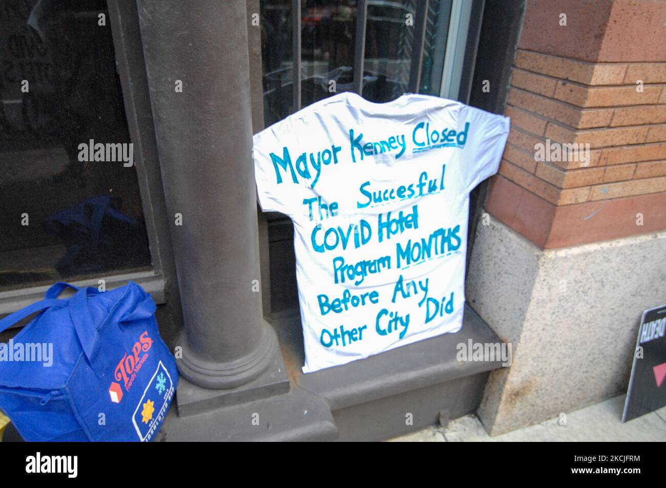 Un panneau de protestation est contre le bâtiment du maire Jim Kenney qui appelle le maire à fermer trop tôt le programme hôtelier COVID-19 ; Le programme a fourni des logements à des groupes vulnérables qui ne pouvaient pas mettre en quarantaine pendant la pandémie de la COVID qui continue de brûler son chemin à travers le pays, à Philadelphie, en Pennsylvanie, sur 10 août 2021. (Photo par Cory Clark/NurPhoto) Banque D'Images